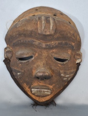 Máscara africana Bapende, pequeña. Alto: 24 cm.