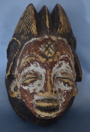 Máscara africana Okuyi de Gabon. Alta cabellera. Alto: 28 cm. Ancho: 19,5 cm.