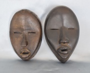 Dos máscaras africanas Dan, pequeñas. Alto: 19 y 21 cm.