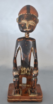 Mujer sentada Ashanti, talla africana policromada. Restauros. Alto: 28.5 cm.