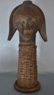 Cabeza africana Fang, de madera tallada, base en forma de canasta. Rajadura. Alto: 45 cm.