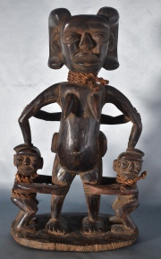 Maternidad Tschokwe, figura africana de madera tallada, con tres niños. Alto: 35 cm.