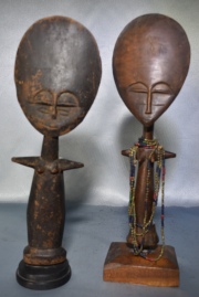 Dos Muñecas Akua Ba, Ashanti, tallas africanas. Cabezas aplanadas. Alto 32 cm.