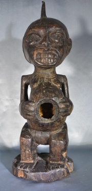 Figura Nkisi Songye, talla africana de madera. Con orificio en el estómago. Alto: 5 5cm.