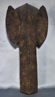 Máscara africana, Bambara, en forma de cabeza de elefante. Alto: 40 cm.