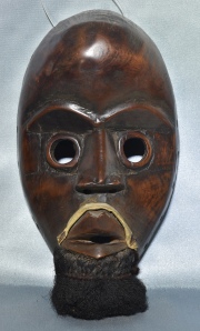 Máscara africana Dan, con barba. Alto: 25 cm.