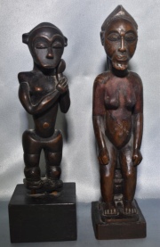 Dos tallas africanas de madera, Fang - Bulu. Alto con bases: 33 y 35 cm.