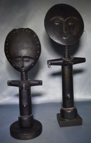 Dos figuras femeninas Akua Ba, Ashanti, tallas africanas con caras aplanadas. Alto: 44 y 35 cm.