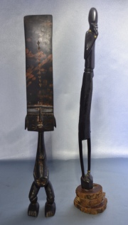 Dos figuras africanas de madera tallada. Finas y Altas. Una es muñeca Ashanti. Alto: 42 y 41,5 cm.