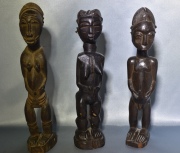 Tres figuras africanas Baulé, tallas de madera. Dos mujeres y un varón. Alto: 32, 32 y 33 cm.