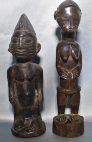 Dos figuras femeninas, tallas africanas, una Baule y otra Alto Volta. Alto: 29 y 26 cm.
