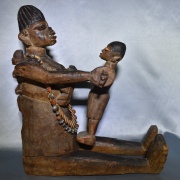 Maternidad, gran escultura africana de madera tallada. Desperfectos. Alto: 53 cm. Prof.: 46 cm.