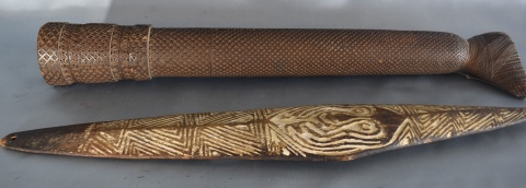 Bullroarer de Nueva Guinea, de madera con figura de cara y Toki Mangaia de madera tallada. Averías, faltantes. Largo: 54