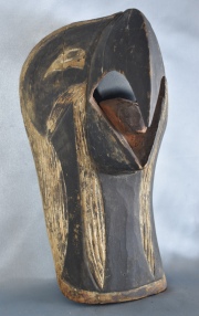 Máscara africana Songye en forma de loro, de madera tallada. 38 cm.