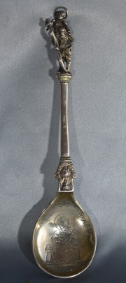 Cuchara de plata europea con motivos religiosos. Largo: 23,5 cm. Peso: 82 gr.