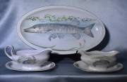 JUEGO DE PESCADO, porcelana de Bavaria con decoración de peces. Compuesto por: 17 platos playos, 2 salseras, 2 fuentes o