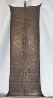 Escudo africano de metal y cuero. Alto: 82 cm.