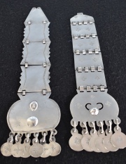 Dos Pectorales araucanos, con medallas colgantes. Alto: 30 cm.