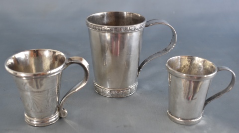Tres jarros pequeños de plata. Alto: 9, 7 y 6 cm. Peso total: 442 gr.