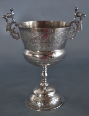 Copa de plata, asas en forma de llamas. Boliviano. Alto: 19 cm. Peso: 222 gr.
