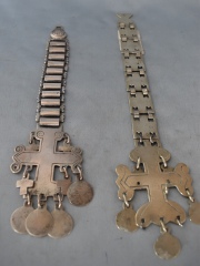 Dos pectorales araucanos, culminados en cruces. Alto: 30 y 26 cm.