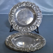 Cuatro pequeños platos de plata (2 y 2). Diámetro: 17 y 20 cm. Peso: 570 gr.