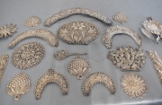 Conjunto de placas ornamentales de plata colonial. Total: 24 piezas. Peso: 640 gr.