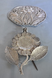Conjunto de placas ornamentales de plata colonial. Total: 24 piezas. Peso: 640 gr.