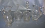 Conjunto de tres jarras y dos botellones de vidrio, falta un tapón. 5 piezas