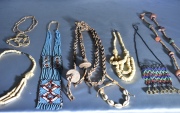 Conjunto de collares y colgantes africanos, realizadas con mostacillas de diferentes materiales.