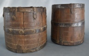 Dos baldes de madera con sunchos de metal. Alto: 22 y 21 cm. Diámetro: 20,5 y 24 cm.