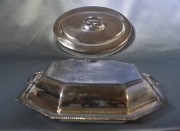 Legumbrera y tapa fuentes de metal plateado, 2 piezas. Frente tapa fuentes: 29,5 cm
