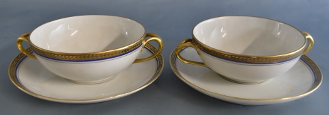 Seis tazas de consomé de porcelana Limoges con filete azul y dorado.