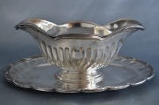 Salsera de metal plateado Christofle con presentoir. Con recipiente interior. Frente: 27 cm.