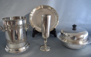 Cuatro piezas de metal: Legumbrera, plato, posabotellas y vaso.