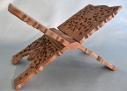 Atril para Corán de madera tallada. Frente: 28 cm.