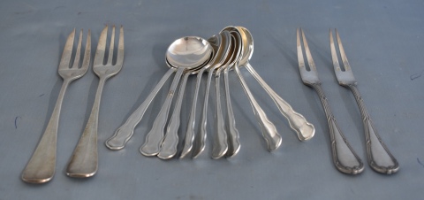 Conjunto de cubiertos de metal, 9 cucharitas, 12 tenedores para ostras y 6 tenedores para lunch. Total: 27 piezas.