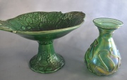 Dos piezas: vaso de vidrio verde y frutera de loza verde. Alto: 17 y 18 cm.