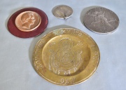 Cuatro medallas de diferentes motivos y materiales.