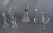 SIETE PIEZAS DE CRISTAL: vertedor, dos perfumeros, jarrita, vaso y dos copas.