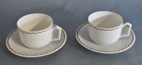Nueve tazas de té de porcelana alemana Seltman Weiden, con guarda geométrica.