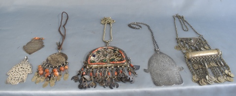 Seis colgantes marroquíes de plata baja con aplicaciones de piedras. Uno de metal.
