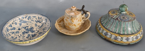 SALSERA, BOWL y TAPA, de antigua cerámica europea policromada. Tienen restauraciones.