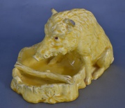 Jabalí de cerámica amarilla. Cascaduras. Frente: 18 cm.