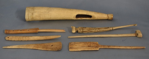 Flauta y seis utensilios de hueso tallados.