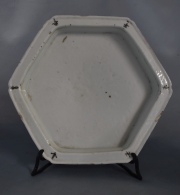 Vaso blanc de chine Alto: 8,8 cm. Diámetro: 13,5 cm. y plato hexagonal casc. de porcelana china 26.5 cm de frente. 2 pz.