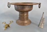 BRASERO DE COBRE, SEGADOR DE PELTRE y TIJERA DESPABILADORA, de bronce dorado. Alto brasero: 14,8 cm.
