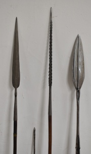 Cuatro lanzas Africanas, una con numerosas rebarbas. Alto máx: 159 cm.
