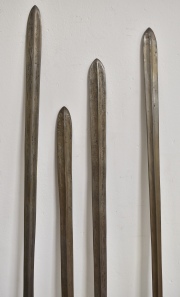 Cuatro lanzas Africanas Masai con hojas de hierro. Alto máx. 178 cm.
