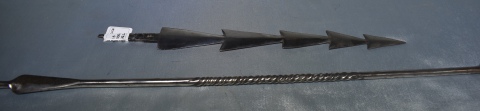 Dos puntas de lanza africanas, de hierro: una quíntuple y otra simple. Largo: 36 y 67 cm.